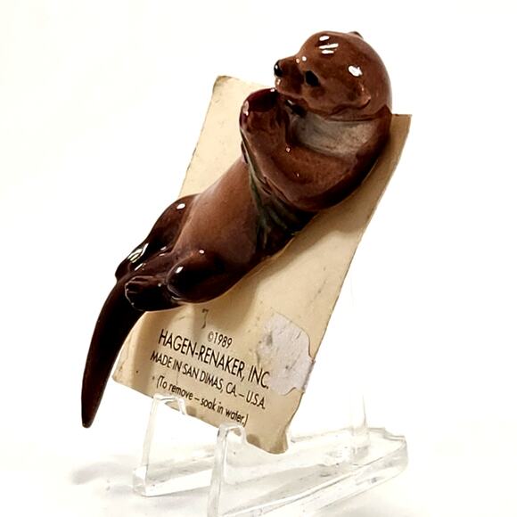 Vintage 1989 Hagen-Renaker Otter Figurine with Flowers – Walt Disney Miniature - Picture 8 of 9